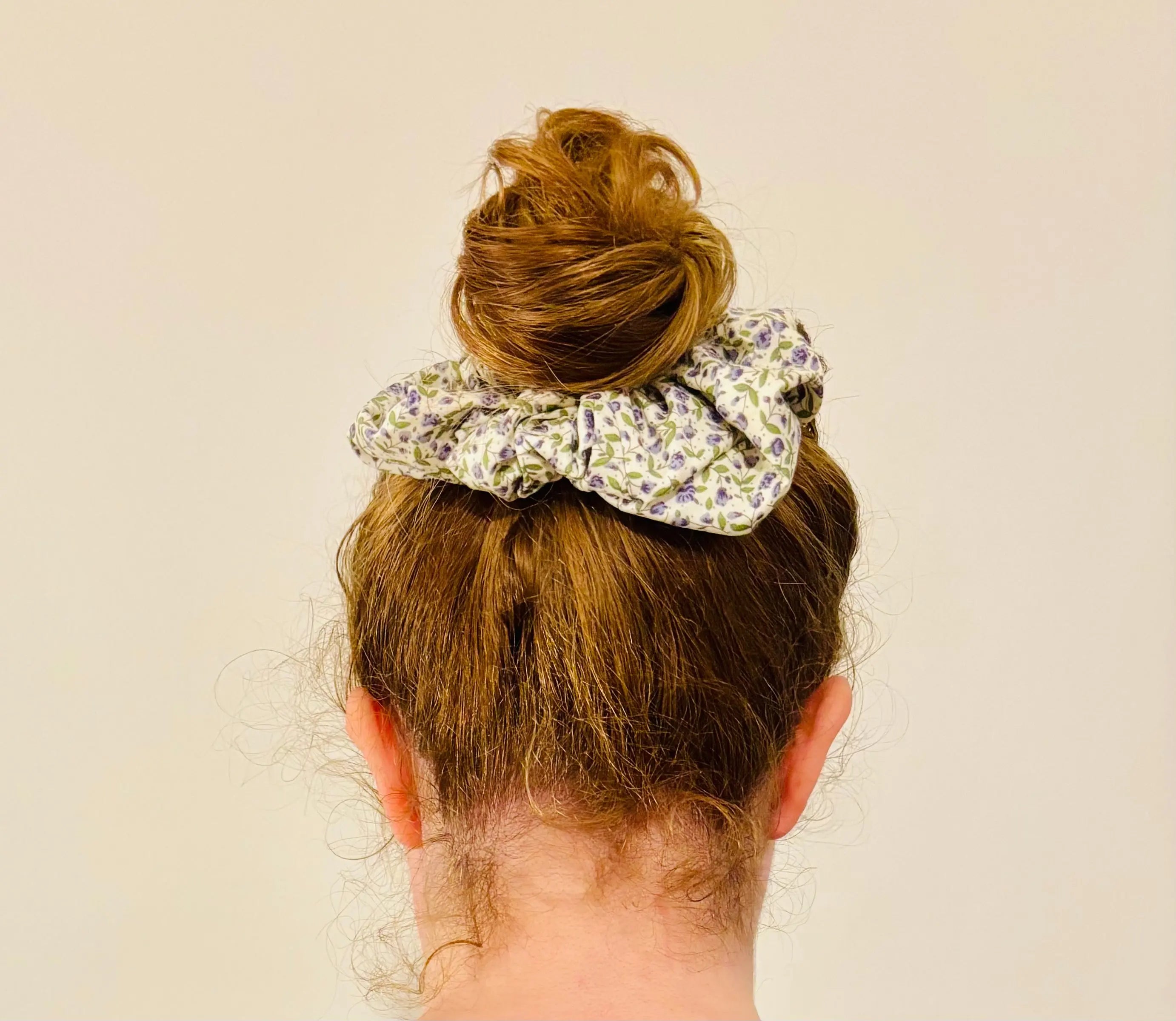 Floral Whisper Scrunchie VUELTA A LA VIDA